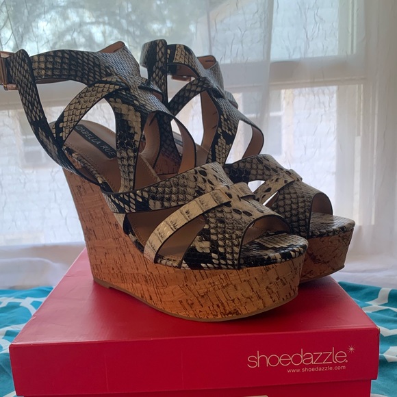 Strappy Platfrom Sandals - Picture 2 of 3